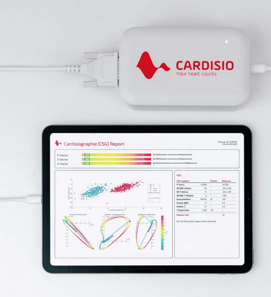 Kabloyla tablete bağlı beyaz Cardisio kayıt cihazı; tablette Cardisiography (CSG) raporu